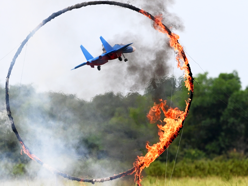 Câu lạc bộ Hàng không phía Bắc tổ chức buổi bay biểu diễn mô hình hàng không và dù bay kỷ niệm 60 năm Ngày truyền thống Quân chủng Phòng không - Không quân