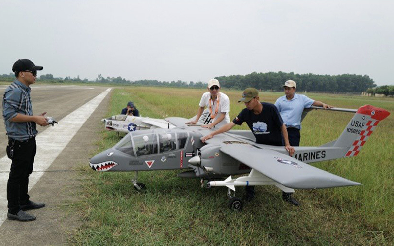 Câu lạc bộ Hàng không phía Bắc tổ chức buổi bay biểu diễn mô hình hàng không và dù bay kỷ niệm 60 năm Ngày truyền thống Quân chủng Phòng không - Không quân