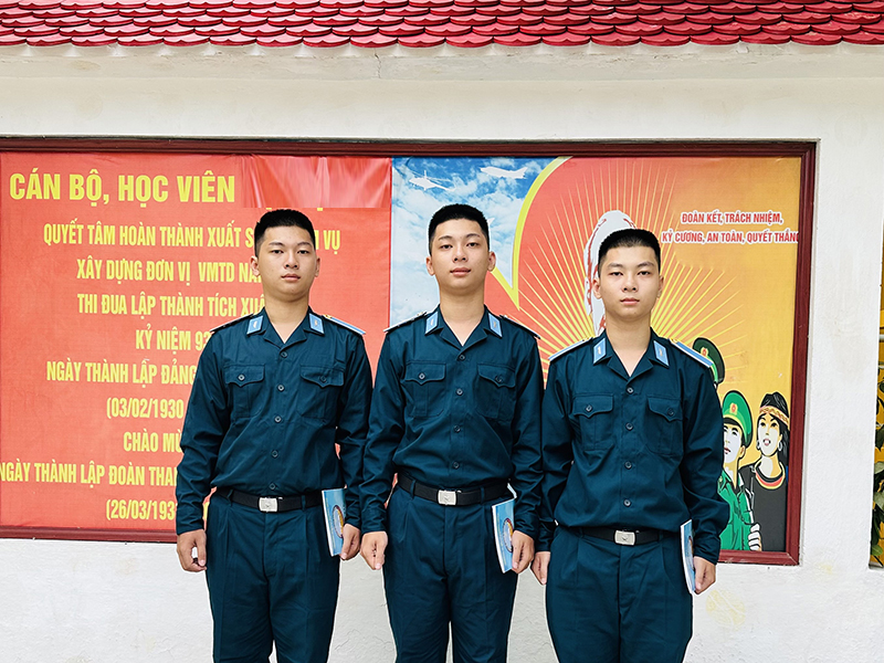 Ba anh em sinh 3 cùng đỗ vào Trường Sĩ quan Không quân