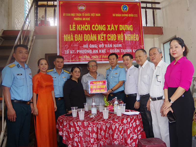 Sư đoàn 372 trao tiền hỗ trợ xây dựng “Nhà đại đoàn kết” tặng gia đình ông Đỗ Văn Nam