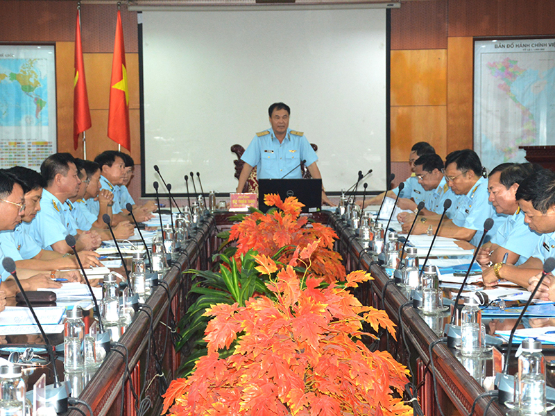 Thiếu tướng Bùi Thiên Thau - Phó Tư lệnh Quân chủng Phòng không - Không quân làm việc tại Học viện PK-KQ
