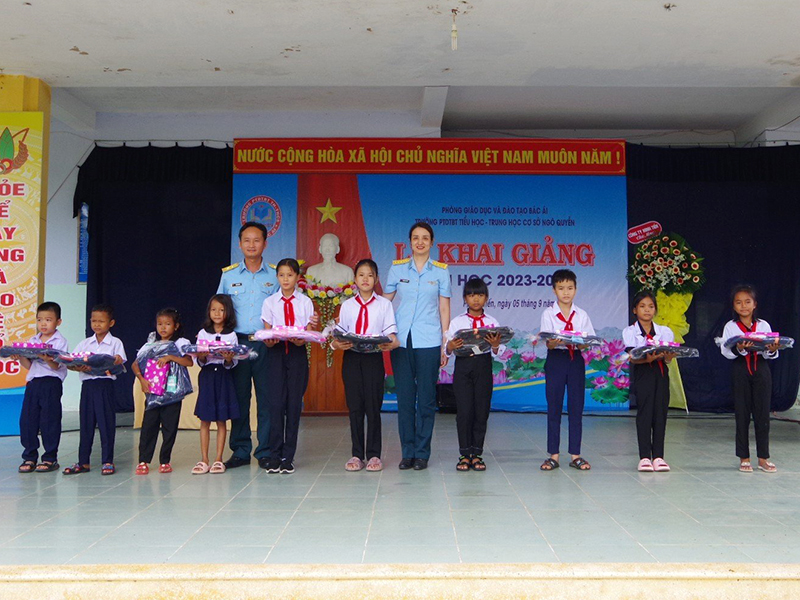Hội Phụ nữ Trung đoàn 937 thực hiện Chương trình “Chắp cánh ước mơ” tại Trường Phổ thông dân tộc bán trú Tiểu học - Trung học cơ sở Ngô Quyền