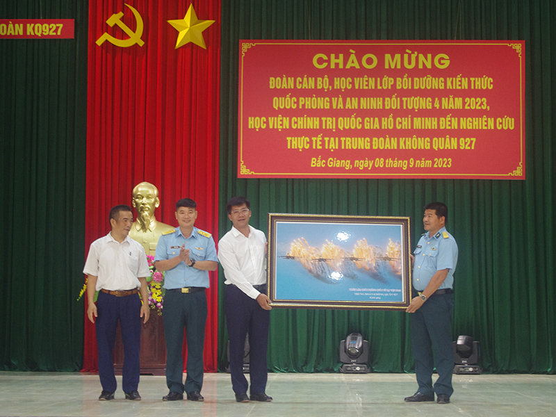 Đoàn cán bộ, học viên Học viện Chính trị Quốc gia Hồ Chí Minh tham quan, nghiên cứu thực tế tại Trung đoàn Không quân 927