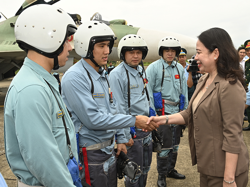 Phó Chủ tịch nước Võ Thị Ánh Xuân thăm và làm việc tại Trung đoàn Không quân 923