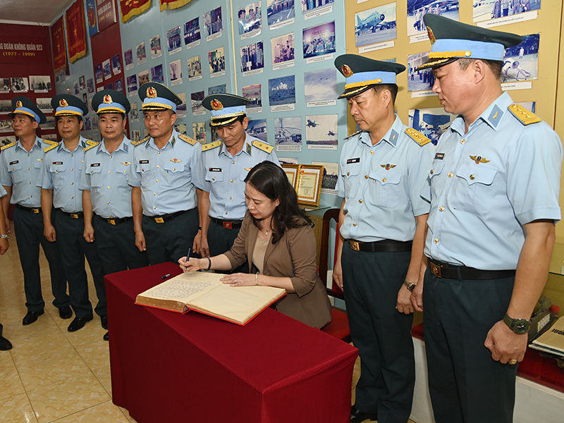 Phó Chủ tịch nước Võ Thị Ánh Xuân thăm và làm việc tại Trung đoàn Không quân 923
