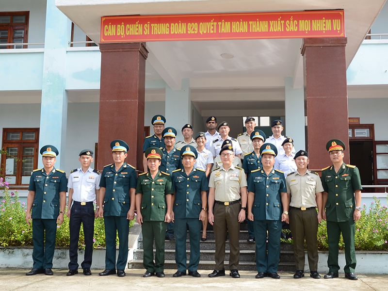 Đoàn Sĩ quan trẻ Quân đội Singapore giao lưu tại Trung đoàn 929
