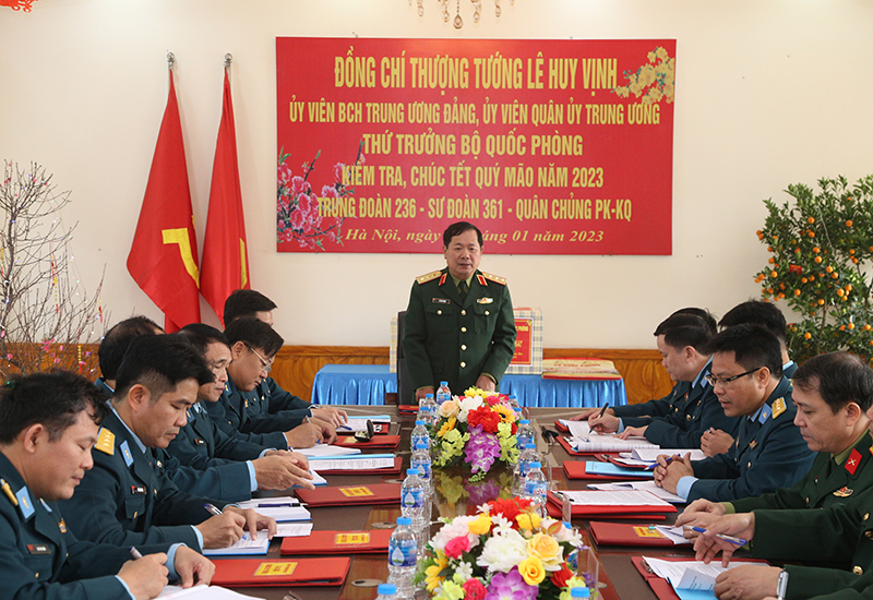 Thượng tướng Lê Huy Vịnh - Thứ trưởng Bộ Quốc phòng kiểm tra, chúc Tết Trung đoàn 236