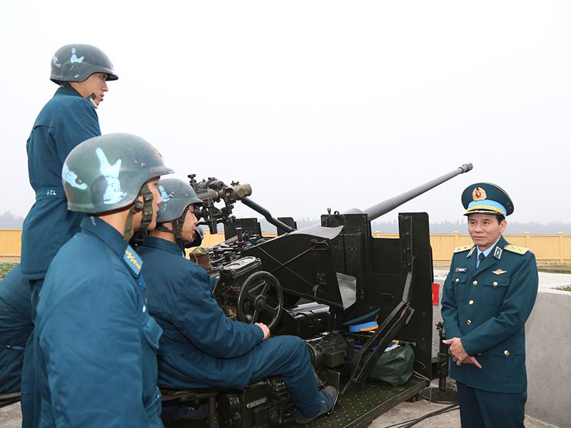 Trung tướng Trần Ngọc Quyến - Chính uỷ Quân chủng Phòng không-Không quân kiểm tra sẵn sàng chiến đấu và chúc Tết các đơn vị thuộc Sư đoàn 361
