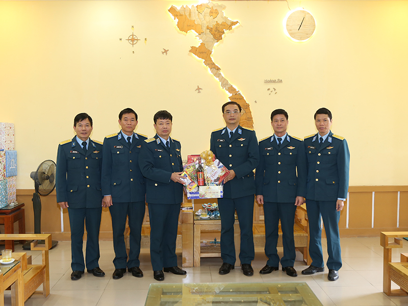 Thiếu tướng Hoàng Văn Lâu - Chủ nhiệm Chính trị Quân chủng Phòng không-Không quân thăm và chúc Tết cán bộ, chiến sĩ Trung đoàn 267