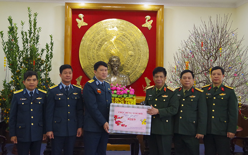 Trung tướng Nguyễn Văn Nghĩa - Phó tổng Tham mưu trưởng Quân đội nhân dân Việt Nam thăm và chúc Tết Sư đoàn 365