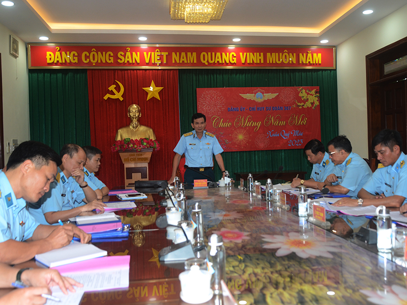 Trung tướng Trần Ngọc Quyến - Chính ủy Quân chủng Phòng Không - Không quân kiểm tra sẵn sàng chiến đấu các đơn vị phía Nam