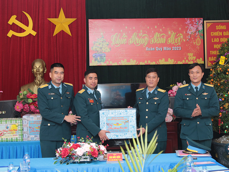Thượng tướng Lê Huy Vịnh - Thứ trưởng Bộ Quốc phòng thăm, chúc Tết Trung đoàn 921