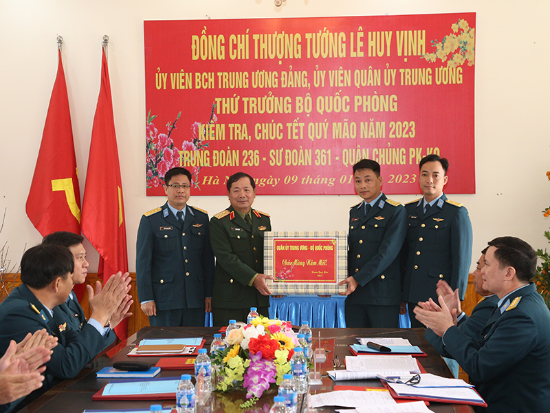 Thượng tướng Lê Huy Vịnh - Thứ trưởng Bộ Quốc phòng kiểm tra, chúc Tết Trung đoàn 236
