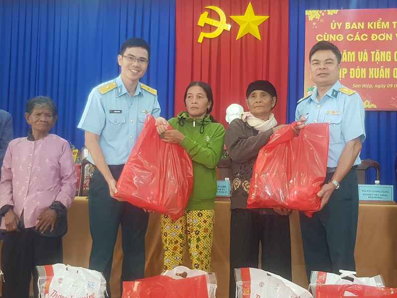 Trường Sĩ quan Không quân thăm, tặng quà gia đình chính sách, người già neo đơn tỉnh Khánh Hoà