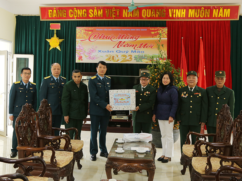 Quân chủng Phòng không - Không quân thăm, tặng quà các trung tâm điều dưỡng thương binh