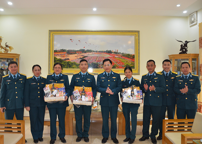 Cục Chính trị Quân chủng PK-KQ tặng quà hội viên phụ nữ, đoàn viên, thanh niên có hoàn cảnh khó khăn