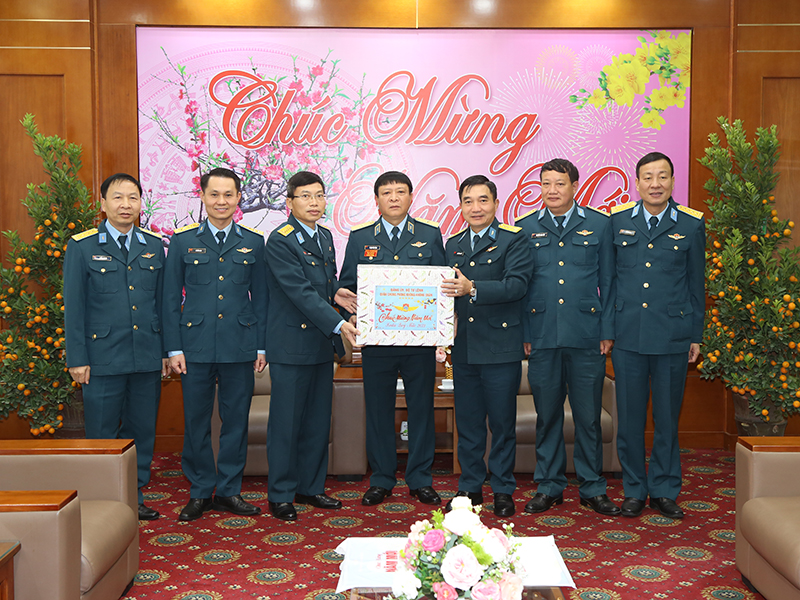 Thiếu tướng Phạm Văn Tính - Phó Tư lệnh Quân chủng PK-KQ kiểm tra và chúc Tết Tổng công ty ACC và Công ty ADCC