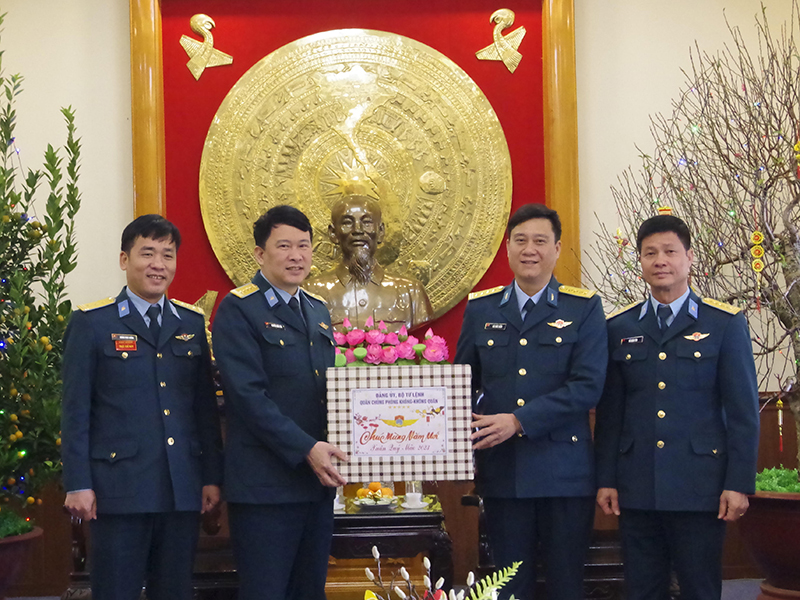Đại tá Bùi Đức Hiền - Phó Tư lệnh Quân chủng Phòng không - Không quân thăm và chúc Tết Sư đoàn 365