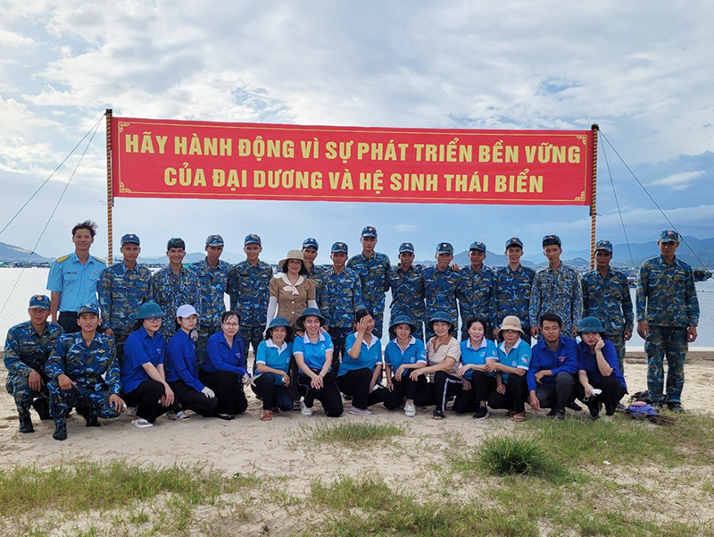 Trung đoàn 274 tham gia Chương trình “Chung tay làm sạch môi trường biển”