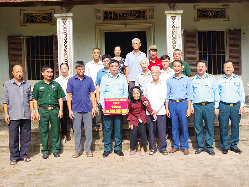 Sư đoàn 363 trao tiền hỗ trợ xây “Nhà tình nghĩa” tặng gia đình bà Lê Thị Khánh