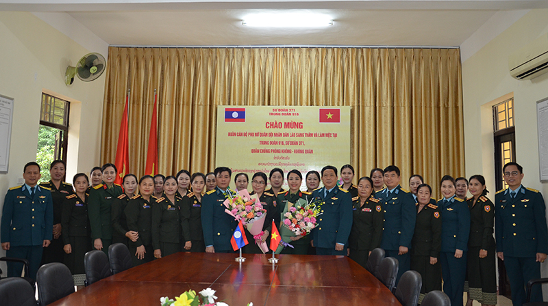 Đoàn Cán bộ Phụ nữ Quân đội nhân dân Lào thăm và làm việc tại Trung đoàn 916