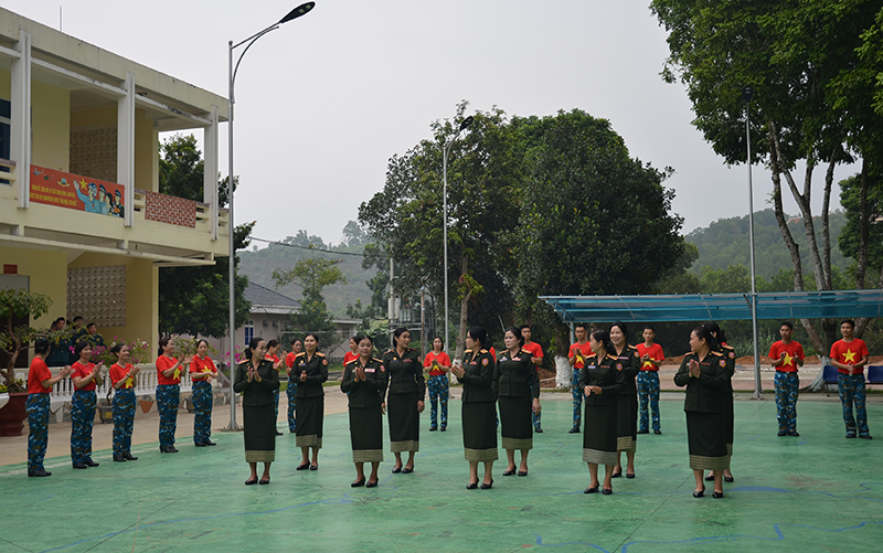 Đoàn Cán bộ Phụ nữ Quân đội nhân dân Lào thăm và làm việc tại Trung đoàn 916