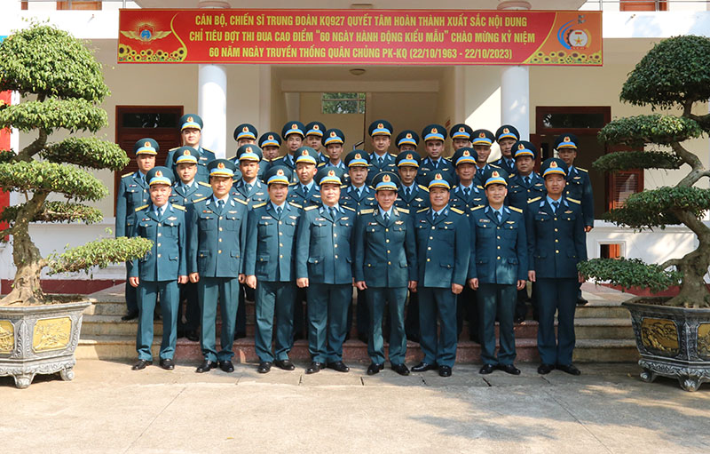 Trung tướng Trần Ngọc Quyến - Chính ủy Quân chủng PK-KQ kiểm tra các đơn vị tham gia Diễn tập “ĐT-23”