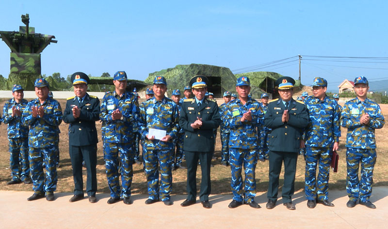 Trung tướng Trần Ngọc Quyến - Chính ủy Quân chủng PK-KQ kiểm tra các đơn vị tham gia Diễn tập “ĐT-23”