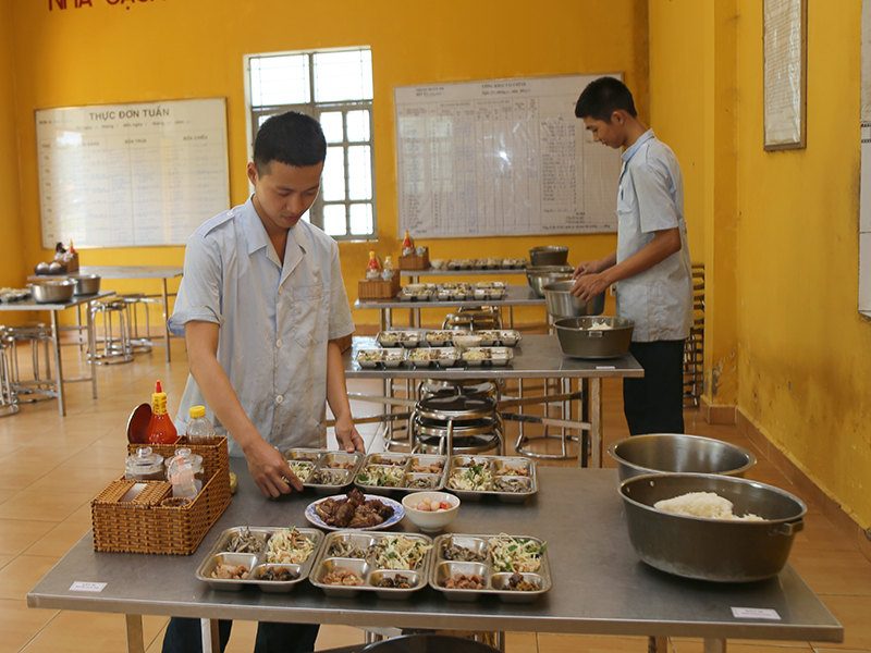 Chăm lo cải thiện bữa ăn cho bộ đội ở Trạm Ra đa 50