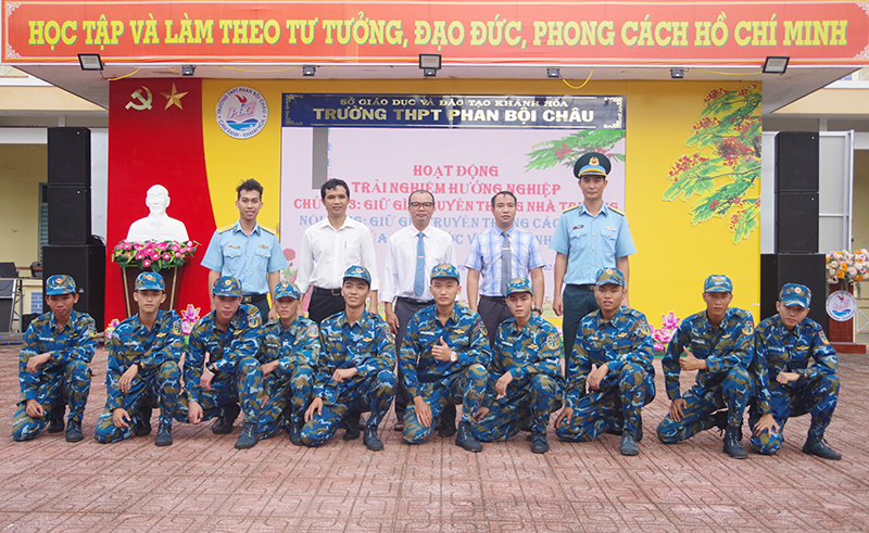 Trung đoàn 292 tuyên truyền về biển, đảo cho hơn 1.500 học sinh