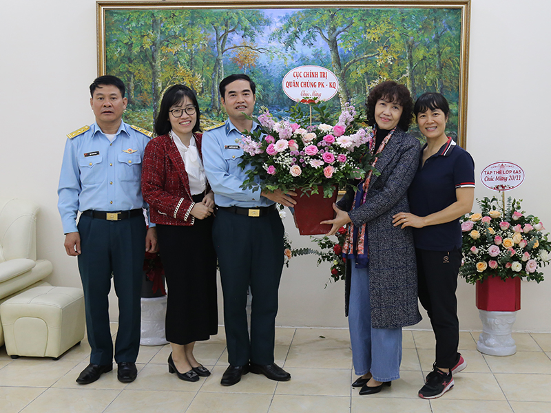 Quân chủng Phòng không - Không quân chúc mừng Đại học Bách khoa Hà Nội và các trường trên địa bàn quận Thanh Xuân, TP Hà Nội