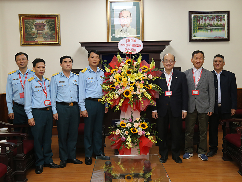 Quân chủng Phòng không - Không quân chúc mừng Đại học Bách khoa Hà Nội và các trường trên địa bàn quận Thanh Xuân, TP Hà Nội