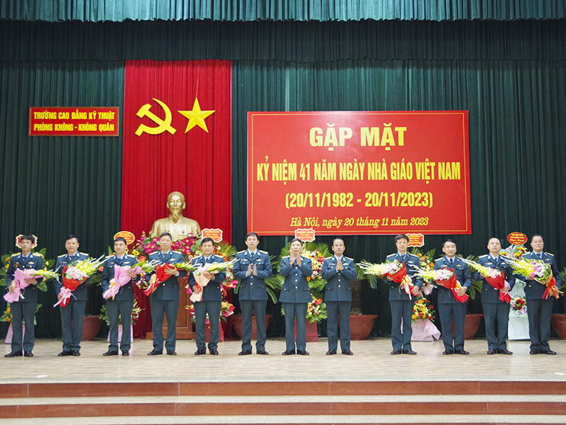 Trường Cao đẳng Kỹ thuật Phòng không - Không quân gặp mặt kỷ niệm Ngày Nhà giáo Việt Nam 20-11