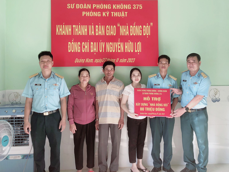 Sư đoàn 375 bàn giao “Nhà đồng đội” tặng gia đình Đại úy Nguyễn Hữu Lợi