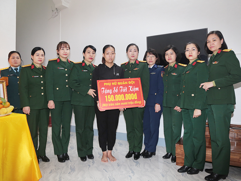 Ban Phụ nữ Quân đội thăm, tặng quà gia đình Thiếu tá Phi công Trần Ngọc Duy