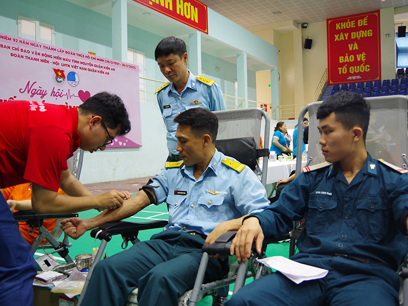 Tuổi trẻ Trung đoàn 295 tham gia hiến máu tình nguyện năm 2023