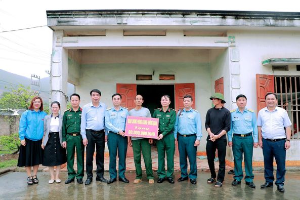 Quân chủng Phòng không - Không quân trao kinh phí hỗ trợ xây “Nhà đại đoàn kết” tặng ông Ngô Văn Bình