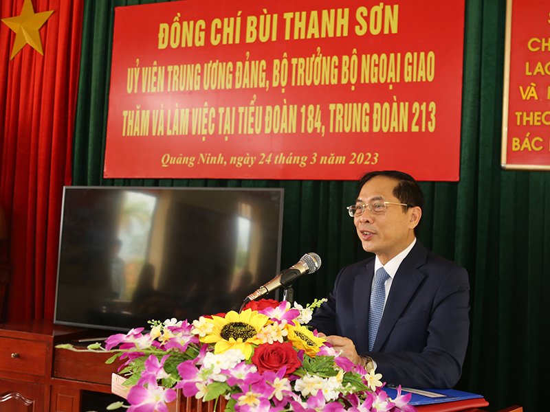 Bộ trưởng Bộ Ngoại giao Bùi Thanh Sơn thăm và làm việc tại Tiểu đoàn 184