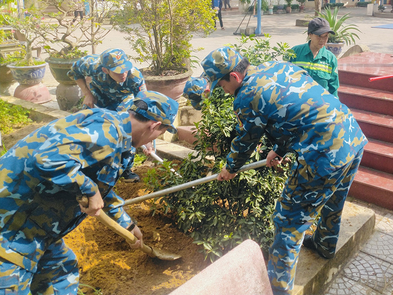 Cán bộ, chiến sĩ Sư đoàn 372 thực hiện Ngày Chủ nhật xanh tại Trường Tiểu học Nguyễn Bỉnh Khiêm