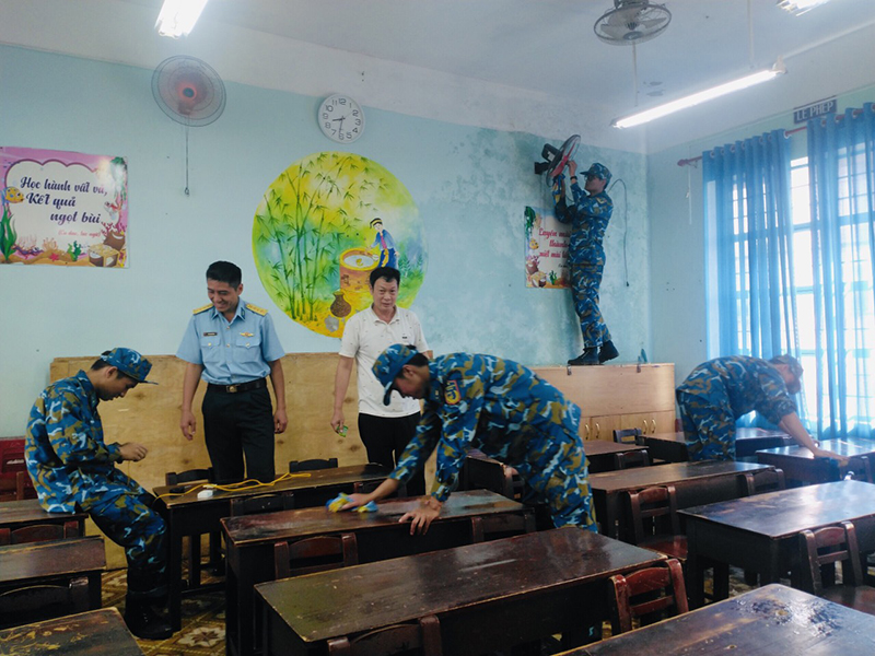 Cán bộ, chiến sĩ Sư đoàn 372 thực hiện Ngày Chủ nhật xanh tại Trường Tiểu học Nguyễn Bỉnh Khiêm