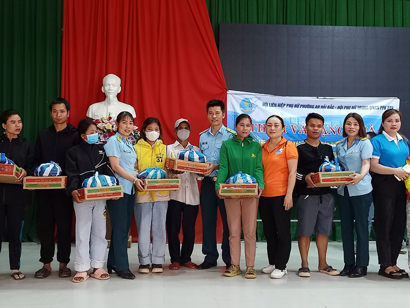 Hội Phụ nữ Trung đoàn 224 tặng quà gia đình khó khăn trên địa bàn tỉnh Quảng Nam