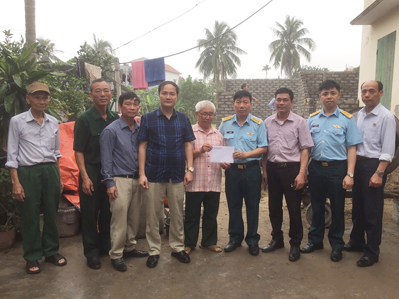 Sư đoàn 363 trao tiền hỗ trợ xây “Nhà tình nghĩa” tặng gia đình ông Nguyễn Văn Ân