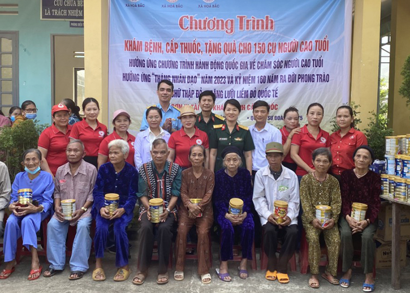 Sư đoàn 375 phối hợp tổ chức chương trình khám bệnh, cấp thuốc tặng quà cho nhân dân trên địa bàn TP Đà Nẵng