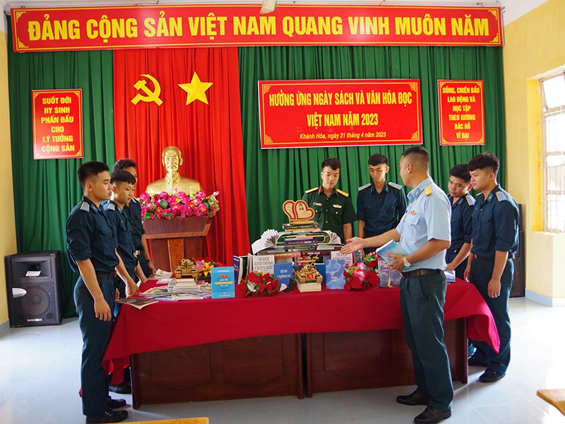Trường Sĩ quan Không quân tổ chức các hoạt động hưởng ứng Ngày Sách và Văn hóa đọc Việt Nam 21-4