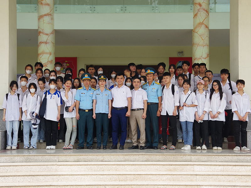 Cán bộ, giáo viên, học sinh Trường THPT Thanh Oai A tham quan, học tập tại Trường Cao đẳng Kỹ thuật PK-KQ