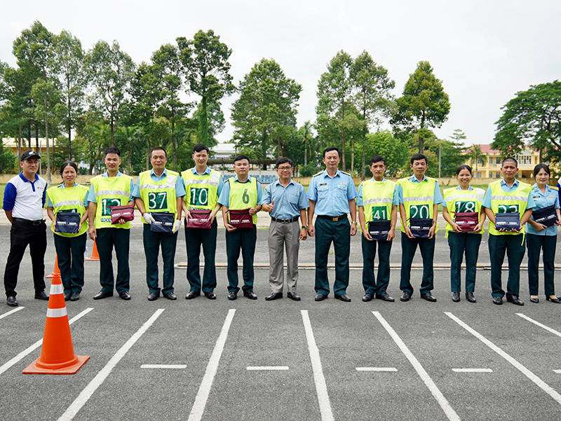 Sư đoàn 370 tập huấn kiến thức an toàn giao thông và phổ biến kỹ năng lái xe an toàn cho cán bộ, nhân viên