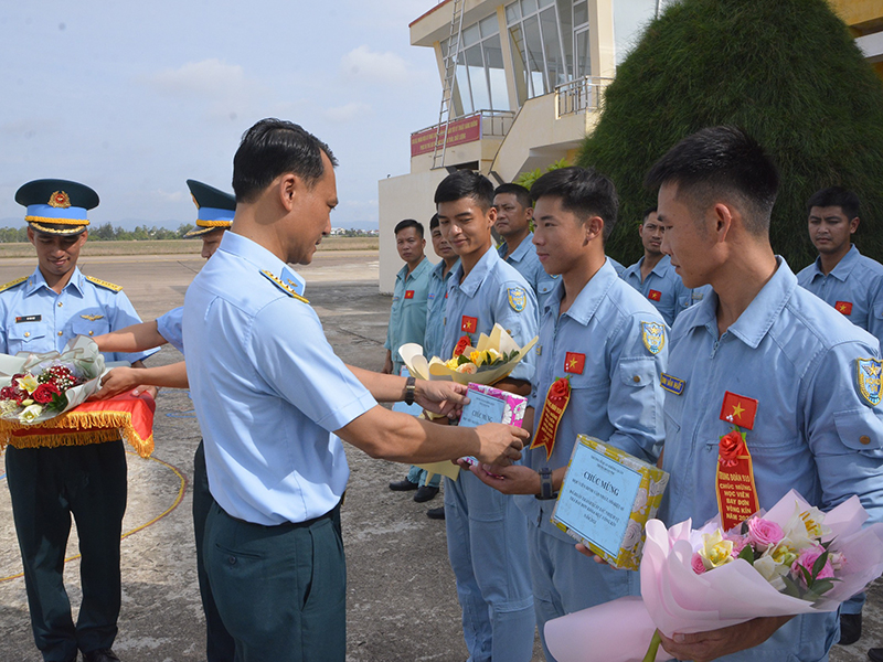 Trung đoàn 910 hoàn thành tốt nhiệm vụ thả bay đơn cho học viên khóa 47
