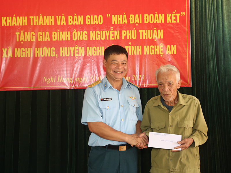 Quân chủng Phòng không-Không quân khánh thành và bàn giao “Nhà Đại đoàn kết” tặng gia đình ông Nguyễn Phú Thuận