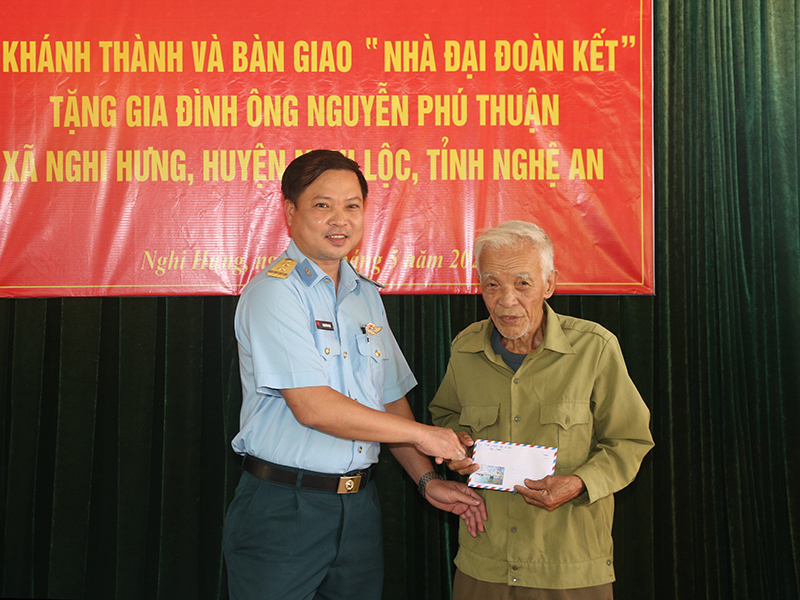 Quân chủng Phòng không-Không quân khánh thành và bàn giao “Nhà Đại đoàn kết” tặng gia đình ông Nguyễn Phú Thuận