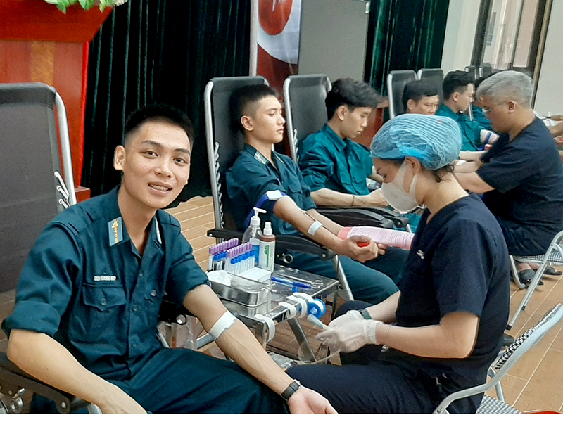 Cán bộ, chiến sĩ Trung đoàn 236 tham gia hiến máu tình nguyện